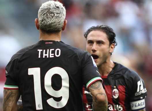 Theo Hernández e Davide Calabria (difensori AC Milan) esultano per il gol del francese in Milan-Udinese 4-2 (Serie A 2022-2023) | News (Getty Images) Theo Hernández Calabria AC Milan Milan-Udinese 4-2 Serie A 2022-2023