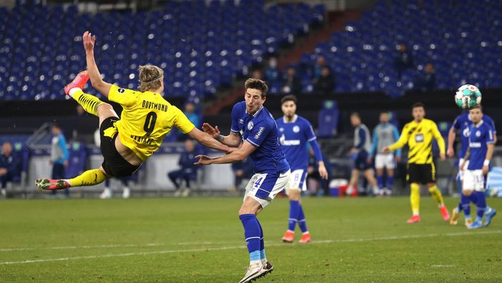 GELSENKIRCHEN, GERMANY - FEBRUARY 20: Erling Haaland of Borussia Dortmund scores his team's second goal during the Bundesliga match between FC Schalke 04 and Borussia Dortmund at Veltins-Arena on February 20, 2021 in Gelsenkirchen, Germany. Sporting stadiums around Germany remain under strict restrictions due to the Coronavirus Pandemic as Government social distancing laws prohibit fans inside venues resulting in games being played behind closed doors. (Photo by Lars Baron/Getty Images) GELSENKIRCHEN, GERMANY - FEBRUARY 20: Erling Haaland of Borussia Dortmund scores his team's second goal during the Bundesliga match between FC Schalke 04 and Borussia Dortmund at Veltins-Arena on February 20, 2021 in Gelsenkirchen, Germany. Sporting stadiums around Germany remain under strict restrictions due to the Coronavirus Pandemic as Government social distancing laws prohibit fans inside venues resulting in games being played behind closed doors. (Photo by Lars Baron/Getty Images)