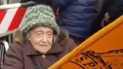 Quando il tifo non conosce ostacoli: una nonna della Roma a Trigoria per caricare la squadra prima del derby