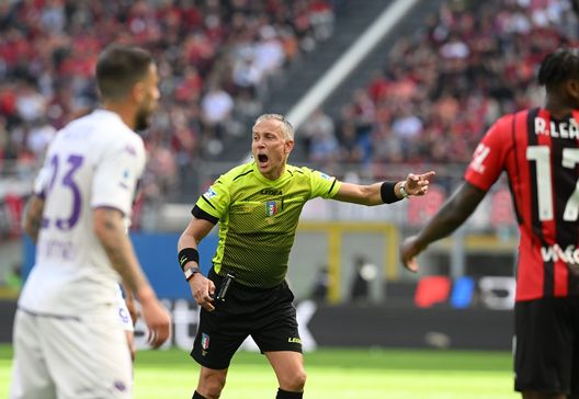 MILAN, ITALY - MAY 01: Referee Paolo Valeri reacts during the Serie A match between AC Milan and ACF Fiorentina at Stadio Giuseppe Meazza on May 01, 2022 in Milan, Italy. (Photo by Claudio Villa/AC Milan via Getty Images) Presidente AIA: “Servono degli addetti al Var specializzati”- immagine 2
