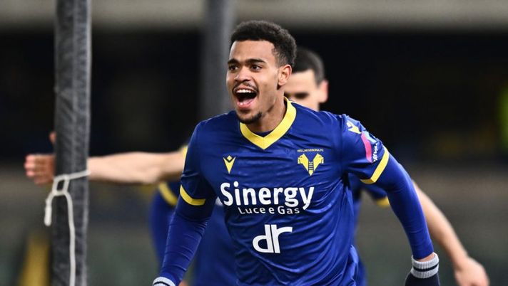 VERONA, ITALY - FEBRUARY 06: Cyril Ngonge of Verona celebrates scoring his team's firt goal during the Serie A match between Hellas Verona and SS Lazio at Stadio Marcantonio Bentegodi on February 06, 2023 in Verona, Italy. (Photo by Alessandro Sabattini/Getty Images) UFFICIALE – Ngonge, ecco l’esito degli esami: “Tornerò presto”. E per Duda… - immagine 1