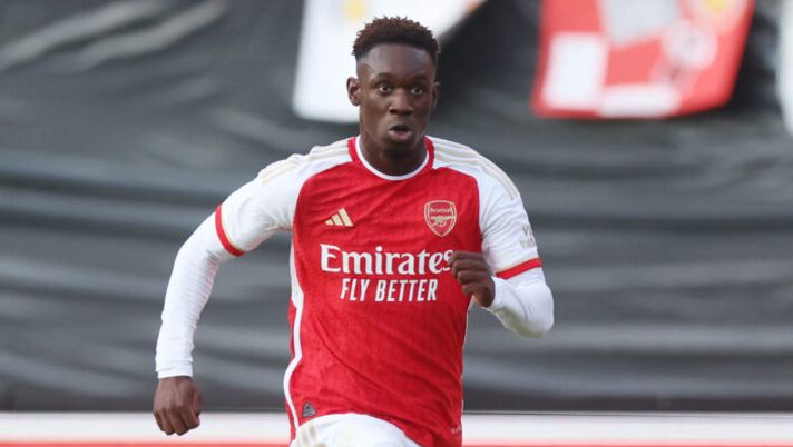 NUREMBERG, GERMANY - JULY 13: Folarin Balogun of Arsenal FC controls the ball during the pre-season friendly match between 1. FC Nürnberg and Arsenal FC at Max-Morlock Stadion on July 13, 2023 in Nuremberg, Germany. (Photo by Alex Grimm/Getty Images) Fabrizio Romano risponde: da Balogun a Vlahovic, Lukaku, Sanches e Scamacca - immagine 1