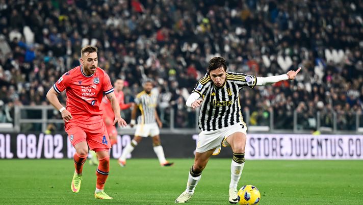 TURIN, ITALY - FEBRUARY 12: Federico Chiesa of Juventus is challenged by Sandi Lovric of Udinese during the Serie A TIM match between Juventus and Udinese Calcio - Serie A TIM at Allianz Stadium on February 12, 2024 in Turin, Italy. (Photo by Daniele Badolato - Juventus FC/Juventus FC via Getty Images ) Notizie Udinese / Ancora Juve, parla Tajani: “Sono in lutto da lunedì sera” - immagine 1