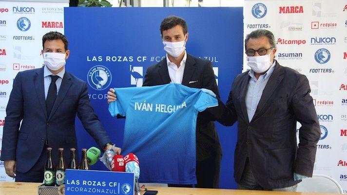 Mister Helguera durante la presentazione... Mister Helguera durante la presentazione...