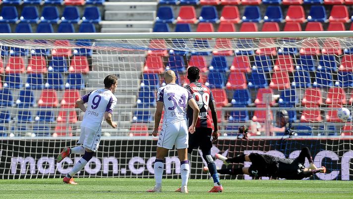 BOLOGNA, ITALY - MAY 02: Usan Vlahovic of ACF Fiorentina scores the opening goal from the penalty spot during the Serie A match between Bologna FC and ACF Fiorentina at Stadio Renato Dall'Ara on May 02, 2021 in Bologna, Italy. Sporting stadiums around Italy remain under strict restrictions due to the Coronavirus Pandemic as Government social distancing laws prohibit fans inside venues resulting in games being played behind closed doors. (Photo by Mario Carlini / Iguana Press/Getty Images) BOLOGNA, ITALY - MAY 02: Usan Vlahovic of ACF Fiorentina scores the opening goal from the penalty spot during the Serie A match between Bologna FC and ACF Fiorentina at Stadio Renato Dall'Ara on May 02, 2021 in Bologna, Italy. Sporting stadiums around Italy remain under strict restrictions due to the Coronavirus Pandemic as Government social distancing laws prohibit fans inside venues resulting in games being played behind closed doors. (Photo by Mario Carlini / Iguana Press/Getty Images)