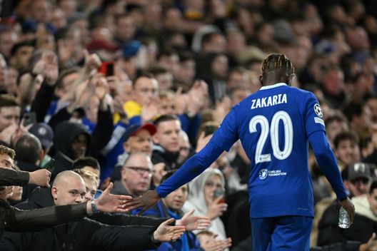 LONDON, ENGLAND - NOVEMBER 02: Denis Zakaria of Chelsea applauds the fans after being substituted due to an injury during the UEFA Champions League group E match between Chelsea FC and Dinamo Zagreb at Stamford Bridge on November 02, 2022 in London, England. (Photo by Mike Hewitt/Getty Images) Juve, senti Zakaria: “Tifosi del Chelsea fantastici, spero di giocare tantissimo qui” - immagine 1