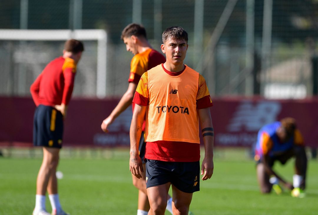 Trigoria, Dybala in gruppo prima della sfida con il Torino – FOTO GALLERY - immagine 29