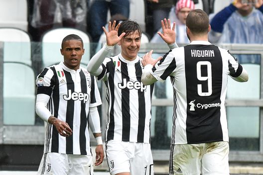 MLS, Douglas Costa trova il primo gol, male Higuain Higuain e Douglas Costa festeggiano Dybala Calcimercato Juve