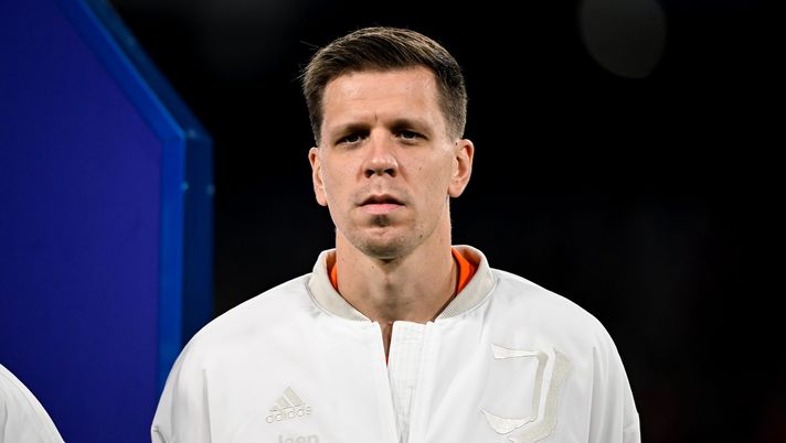 NAPLES, ITALY - JANUARY 13: Juventus goalkeeper Wojciech Szczesny lines up before the kick-off of the Serie A match between SSC Napoli and Juventus at Stadio Diego Armando Maradona on January 13, 2023 in Naples, Italy. (Photo by Daniele Badolato - Juventus FC/Juventus FC via Getty Images) Juventus, sale la tensione. Allegri contro Szczesny: “Dopo le partite non si parla” - immagine 1