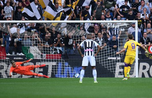UDINE, ITALY - SEPTEMBER 26: Dusan Vlahovic of ACF Fiorentina scores the opening goal during the Serie A match between Udinese Calcio and ACF Fiorentina at Dacia Arena on September 26, 2021 in Udine, Italy. (Photo by Alessandro Sabattini/Getty Images) UDINE, ITALY - SEPTEMBER 26: Dusan Vlahovic of ACF Fiorentina scores the opening goal during the Serie A match between Udinese Calcio and ACF Fiorentina at Dacia Arena on September 26, 2021 in Udine, Italy. (Photo by Alessandro Sabattini/Getty Images)