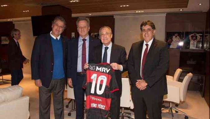 Il quarto a destra nella foto è Mauricio Gomes de Mattos 