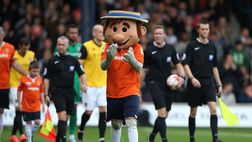 Luton Town-QPR 1-2, la divertente reazione della mascotte ai tifosi ospiti