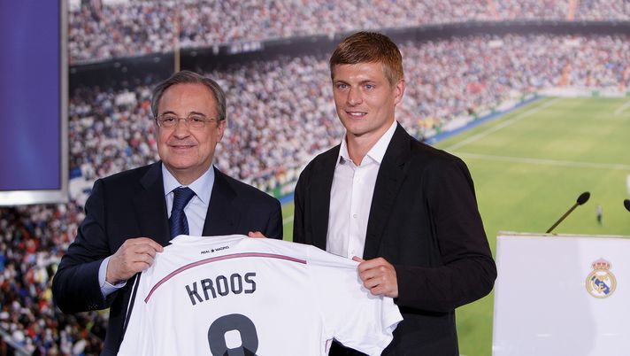 MADRID, SPAIN - JULY 17: . L-R) President of Real Madrid Florentino Perez and Real Madrid player Toni Kroos pose with Kroos' new Real Madrid shirt during his official unveiling at Santiago Bernabeu Stadium on July 17, 2014 in Madrid, Spain. Toni Kroos who won the World Cup with Germany in Brazil is Real Madrid's first signing in the new season. (Photo by Pablo Blazquez Dominguez/Getty Images) Real, sette parametri zero sotto l’albero e più di qualche dubbio… - immagine 1
