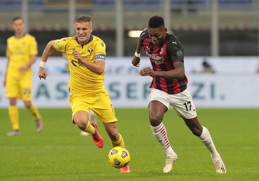 Lazovic del Verona rincorre Leao del Milan Lazovic del Verona rincorre Leao del Milan