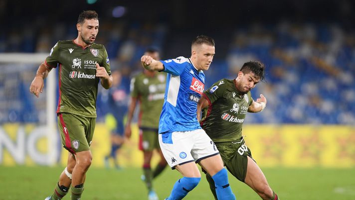 NAPLES, ITALY - SEPTEMBER 25: Piotr Zielinski of SSC Napoli vies with Giovanni Simeone of Cagliari Calcio during the Serie A match between SSC Napoli and Cagliari Calcio at Stadio San Paolo on September 25, 2019 in Naples, Italy. (Photo by Francesco Pecoraro/Getty Images) NAPLES, ITALY - SEPTEMBER 25: Piotr Zielinski of SSC Napoli vies with Giovanni Simeone of Cagliari Calcio during the Serie A match between SSC Napoli and Cagliari Calcio at Stadio San Paolo on September 25, 2019 in Naples, Italy. (Photo by Francesco Pecoraro/Getty Images)