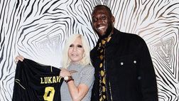 Social / Lukaku insieme alla mamma alla Milano Fashion Week ospiti di Donatella Versace