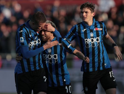  BERGAMO, ITALY - JANUARY 06: Alejandro Gomez of Atalanta BC celebrates with his team-mates Josip Ilicic and Marten De Roon after scoring the opening goal during the Serie A match between Atalanta BC and Parma Calcio at Gewiss Stadium on January 6, 2020 in Bergamo, Italy. (Photo by Emilio Andreoli/Getty Images) 