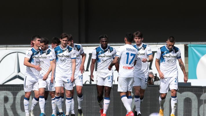 VERONA, ITALY - MARCH 21: Duvan Zapata of Atalanta B.C. celebrates with Aleksej Miranchuk, Berat Djimsiti, Cristian Romero, Marten De Roon and Rafael Toloi after scoring their side's second goal during the Serie A match between Hellas Verona FC and Atalanta BC at Stadio Marcantonio Bentegodi on March 21, 2021 in Verona, Italy. Sporting stadiums around Italy remain under strict restrictions due to the Coronavirus Pandemic as Government social distancing laws prohibit fans inside venues resulting in games being played behind closed doors. (Photo by Emilio Andreoli/Getty Images) VERONA, ITALY - MARCH 21: Duvan Zapata of Atalanta B.C. celebrates with Aleksej Miranchuk, Berat Djimsiti, Cristian Romero, Marten De Roon and Rafael Toloi after scoring their side's second goal during the Serie A match between Hellas Verona FC and Atalanta BC at Stadio Marcantonio Bentegodi on March 21, 2021 in Verona, Italy. Sporting stadiums around Italy remain under strict restrictions due to the Coronavirus Pandemic as Government social distancing laws prohibit fans inside venues resulting in games being played behind closed doors. (Photo by Emilio Andreoli/Getty Images)