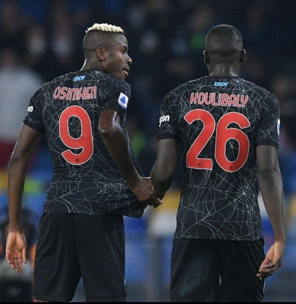 FOTO Koulibaly, tiratina di maglia a Osimhen: “Vieni con me e non fare casini”- immagine 2