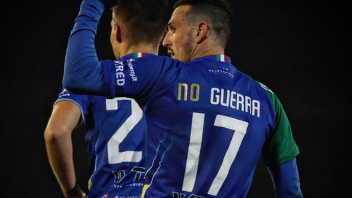 Simone Guerra lancia un messaggio di pace: “No Guerra” sulla sua maglia. E fa doppietta contro la Triestina Simone Guerra lancia un messaggio di pace: “No Guerra” sulla sua maglia. E fa doppietta contro la Triestina - immagine 1