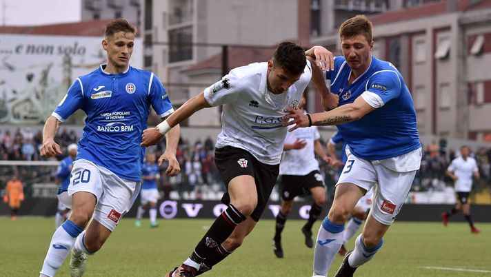 VERCELLI, ITALY - APRIL 08: Claudio Morra (C) of Pro Vercelli is challenged by Ronaldo Pompeu da Silva (L) and Dario Del Fabro of Novara during the serie A match between Pro Vercelli FC and Novara Calcio at Stadio Silvio Piola on April 8, 2018 in Vercelli, Italy. (Photo by Tullio M. Puglia/Getty Images) VERCELLI, ITALY - APRIL 08: Claudio Morra (C) of Pro Vercelli is challenged by Ronaldo Pompeu da Silva (L) and Dario Del Fabro of Novara during the serie A match between Pro Vercelli FC and Novara Calcio at Stadio Silvio Piola on April 8, 2018 in Vercelli, Italy. (Photo by Tullio M. Puglia/Getty Images)
