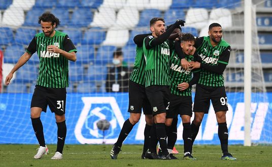  REGGIO NELL'EMILIA, ITALY - APRIL 17: Maxime Lopez of Sassuolo celebrates with teammates after scoring their team's third goal during the Serie A match between US Sassuolo and ACF Fiorentina at Mapei Stadium - Citta del Tricolore on April 17, 2021 in Reggio nell'Emilia, Italy. Sporting stadiums around Italy remain under strict restrictions due to the Coronavirus Pandemic as Government social distancing laws prohibit fans inside venues resulting in games being played behind closed doors. (Photo by Alessandro Sabattini/Getty Images) 
