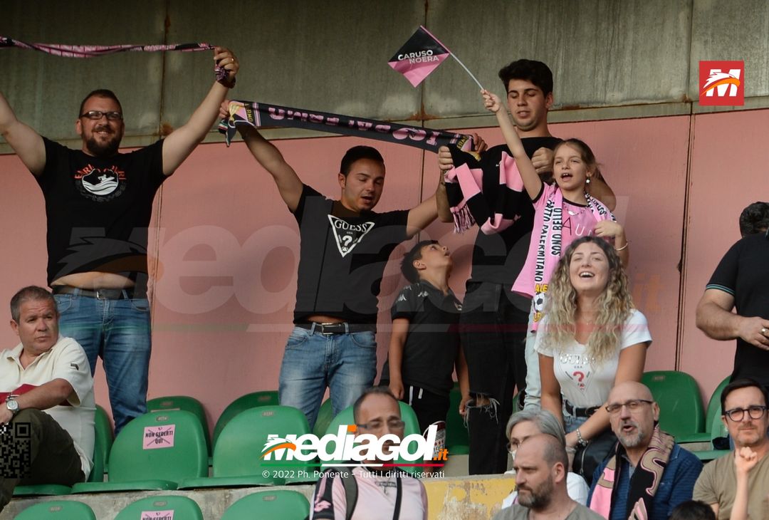 Fototifo, i tifosi allo stadio per Palermo-Feralpisaló 1-0 (gallery) - immagine 18