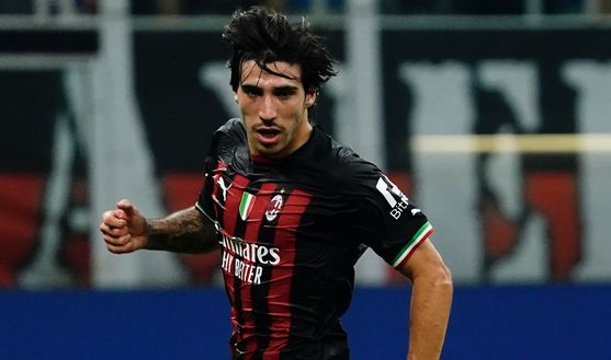 Sandro Tonali (centrocampista AC Milan), qui durante Milan-Dinamo Zagabria 3-1 (Champions League 2022-2023) | News (Getty Images) Sandro Tonali AC Milan Milan-Dinamo Zagabria 3-1 Champions League 2022-2023