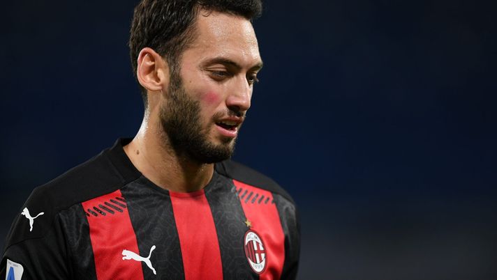 Hakan Calhanoglu (centrocampista AC Milan) durante Napoli-Milan 1-3 (Serie A 2020-2021) | AC Milan News (Getty Images)