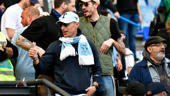 Roma-Lazio, l’ex biancoceleste Radu dà scandalo: in curva col simbolo delle SS - immagine 1