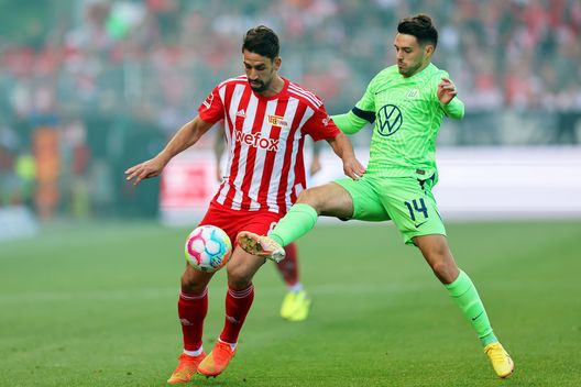 BERLIN, GERMANY - SEPTEMBER 18: Rani Khedira of 1.FC Union Berlin is challenged by Josip Brekalo of VfL Wolfsburg during the Bundesliga match between 1. FC Union Berlin and VfL Wolfsburg at Stadion an der alten Försterei on September 18, 2022 in Berlin, Germany. (Photo by Boris Streubel/Getty Images) Josip Brekalo