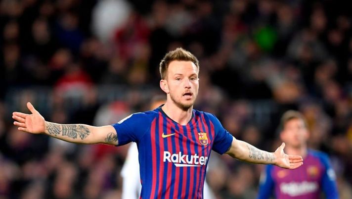 Barcelona's Croatian midfielder Ivan Rakitic reacts during the Spanish league football match FC Barcelona against Valencia CF at the Camp Nou stadium in Barcelona on February 2, 2019. (Photo by LLUIS GENE / AFP) (Photo credit should read LLUIS GENE/AFP/Getty Images) Sky: “La Juve ha trattato uno scambio col Barça per Rakitic: è andata così” - immagine 1