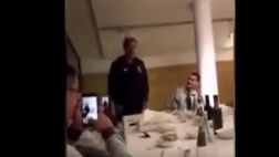 VIDEO / El Loco Bielsa dà spettacolo: canta un tango ai suoi giocatori