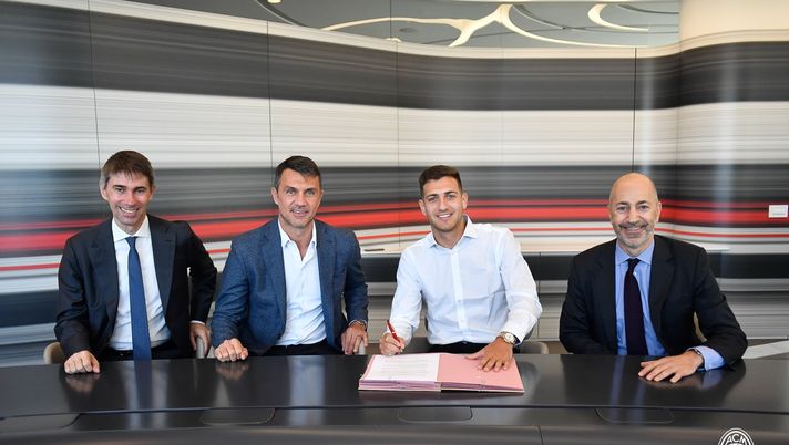 Diogo Dalot firma il suo contratto con il Milan alla presenza di tutti i dirigenti (credits: acmilan.com) 