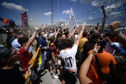 ? FOTO – Mourinho è arrivato a Roma: ecco la prima foto in giallorosso, è bagno di folla- immagine 2