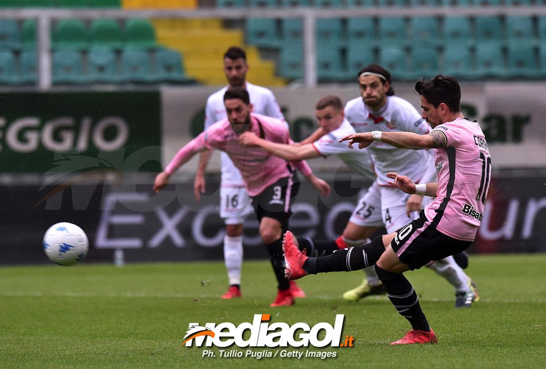  PALERMO, ITALY - MARCH 25:  Igor Coronado of Palermo scores a penalty (1-0) during the serie B match between US Citta di Palermo and Carpi FC at Stadio Renzo Barbera on March 25, 2018 in Palermo, Italy.  (Photo by Tullio M. Puglia/Getty Images) 
