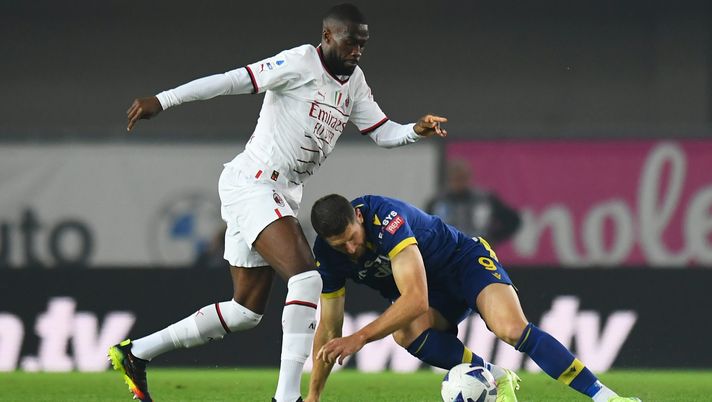 VERONA, ITALY - OCTOBER 16: Fikayo Tomori of AC Milan battles for possession with Thomas Henry of Hellas Verona during the Serie A match between Hellas Verona and AC MIlan at Stadio Marcantonio Bentegodi on October 16, 2022 in Verona, Italy. (Photo by Alessandro Sabattini/Getty Images)