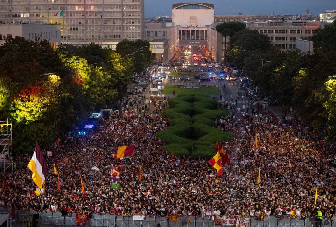 Dybala si presenta al Colosseo Quadrato – FOTO GALLERY - immagine 23