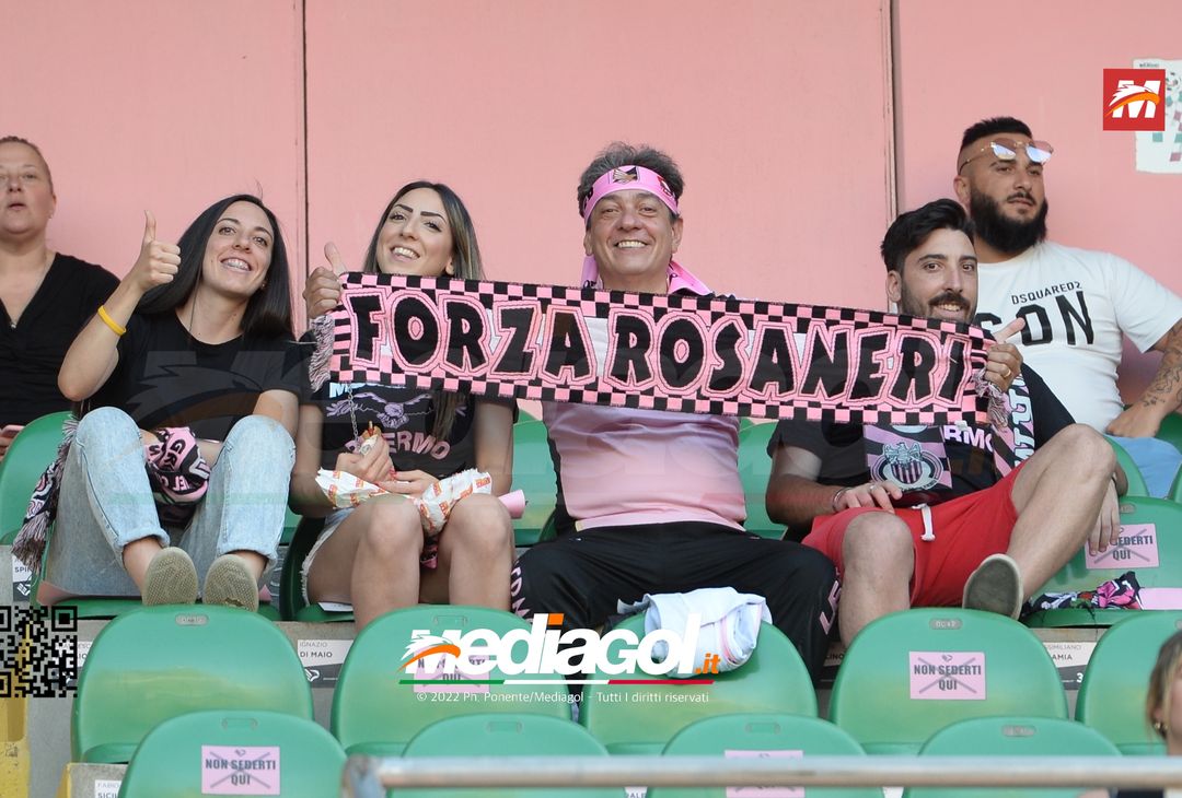 Fototifo, facce da Serie B. I tifosi allo stadio per Palermo-Padova 1-0 - immagine 14