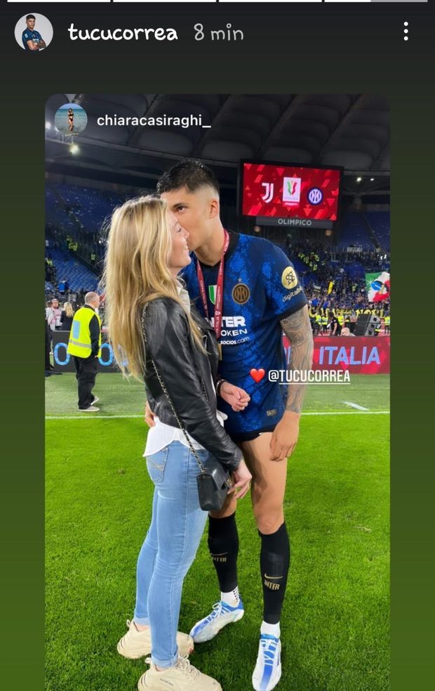 Vittoria in finale di Coppa Italia, Correa festeggia con la fidanzata sul campo- immagine 2