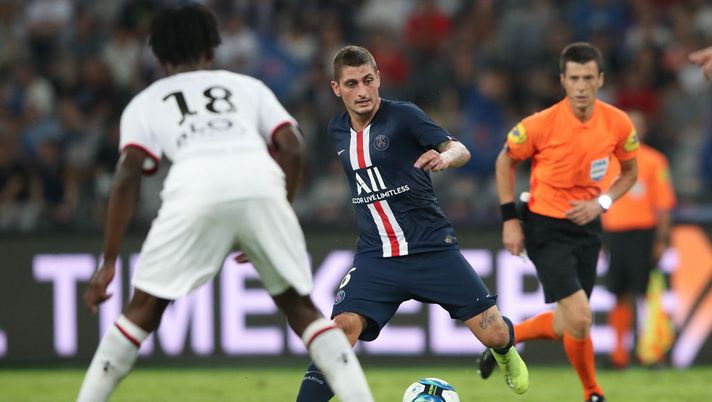 SHENZHEN, CHINA - AUGUST 03: Marco Verratti of Paris Saint-Germain competes the ball with Eduardo Camavinga (R) of Stade Rennais FC during to the 2019 Trophee des Champions between Paris saint-Germain and Stade Rennais FC at Shenzhen Uniersiade Sports Center on August 3, 2019 in Shenzhen, China. (Photo by Lintao Zhang/Getty Images) Camavinga, qualità e umiltà: “Buona partita con il PSG ma devo ancora imparare. Il Real è un’altra dimensione” - immagine 1