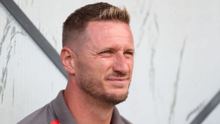 QUATTORDIO, ITALY - AUGUST 10: AC Milan coach Ignazio Abate looks on before during the Trofeo Mamma Cairo match between AC Milan U19 and Torino FC U19 on August 10, 2023 in Quattordio, Italy. (Photo by AC Milan/AC Milan via Getty Images) Primavera – Frosinone-Milan 0-2, i rossoneri tornano al successo - immagine 1