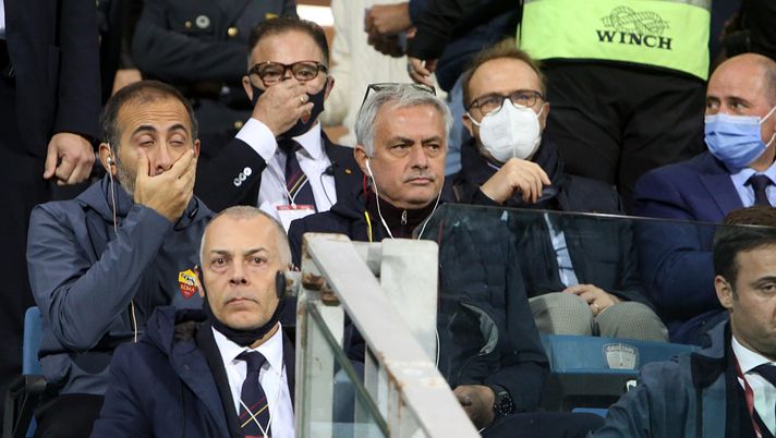 CAGLIARI, ITALY - OCTOBER 27: Josè Mourinho coach of Roma looks on during the Serie A match between Cagliari Calcio and AS Roma at Sardegna Arena on October 27, 2021 in Cagliari, Italy. (Photo by Enrico Locci/Getty Images) Manuel Gerolin: “Mou lavori con più pace e non parli sempre di una Roma allo sbando” - immagine 1