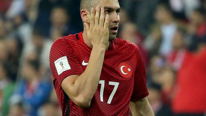Turkey's Burak Yilmaz reacts after Iceland's scored their second goal during the FIFA World Cup 2018 qualification football match between Turkey and Iceland on October 6, 2017 at the Eskisehir Stadium in Eskisehir. / AFP PHOTO / STR / ALTERNATIVE CROP (Photo credit should read STR/AFP/Getty Images) Burak Yilmaz sempre più vicino: sì totale al Lecce, pronta la missione in Turchia - immagine 1