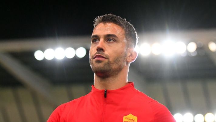 UDINE, ITALY - OCTOBER 03: Leonardo Spinazzola of AS Roma looks on during the Serie A match between Udinese Calcio and AS Roma at Dacia Arena on October 03, 2020 in Udine, Italy. (Photo by Alessandro Sabattini/Getty Images) I giocatori «spariti»: i sette casi di questo fantacalcio, da Spinazzola a Damsgaard e Djuricic - immagine 1