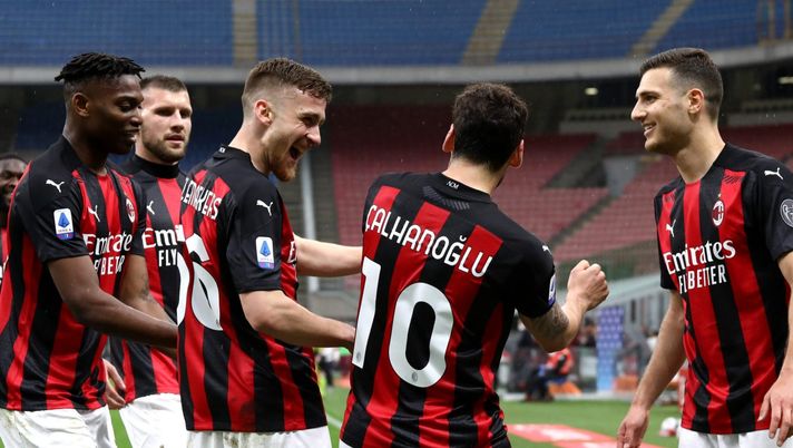 L'esultanza dei calciatori rossoneri dopo l'1-0 di Hakan Calhanoglu in Milan-Sassuolo (Getty Images) 