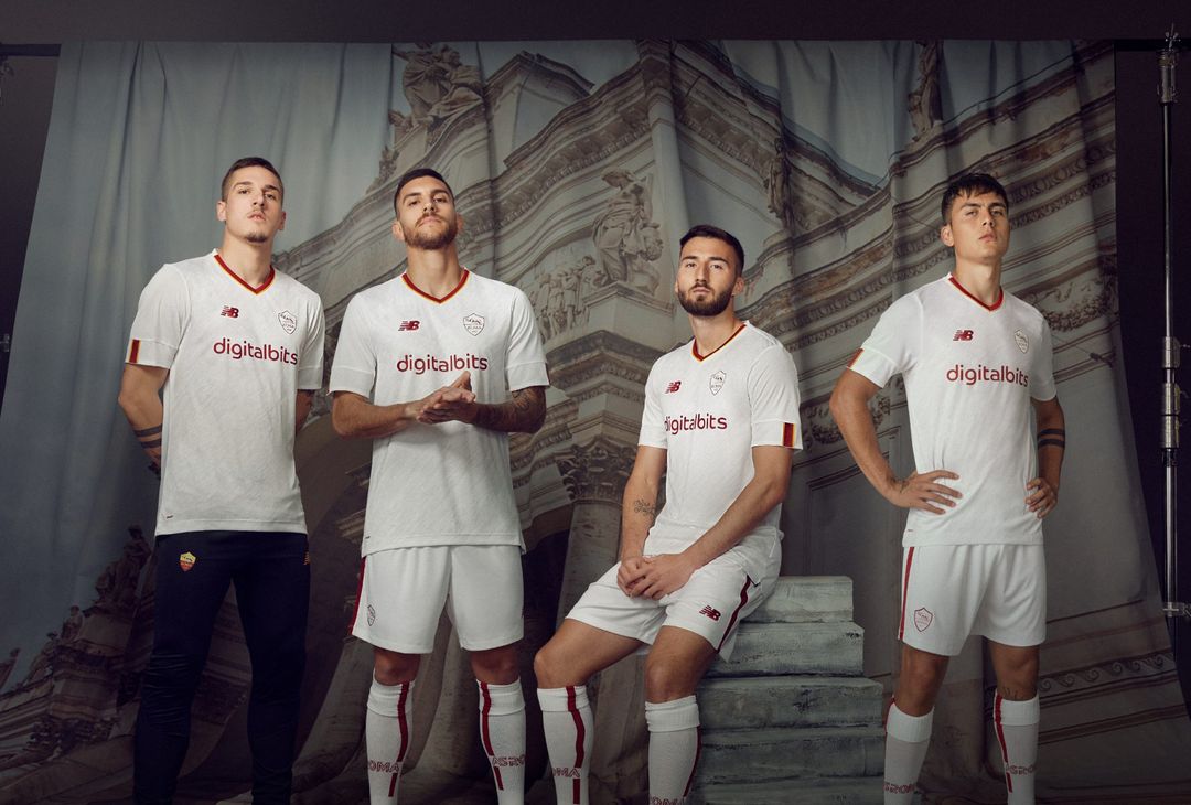 La Roma presenta la seconda maglia 2022/23: tutti i dettagli – FOTO GALLERY - immagine 3