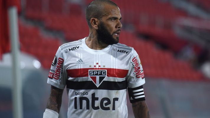 AVELLANEDA, ARGENTINA - SEPTEMBER 30: Dani Alves of Sao Paulo looks on during a Copa CONMEBOL Libertadores 2020 group D match between River Plate and Sao Paulo at Estadio Libertadores de América on September 30, 2020 in Avellaneda, Argentina. (Photo by Marcelo Endelli/Getty Images) AVELLANEDA, ARGENTINA - SEPTEMBER 30: Dani Alves of Sao Paulo looks on during a Copa CONMEBOL Libertadores 2020 group D match between River Plate and Sao Paulo at Estadio Libertadores de América on September 30, 2020 in Avellaneda, Argentina. (Photo by Marcelo Endelli/Getty Images)