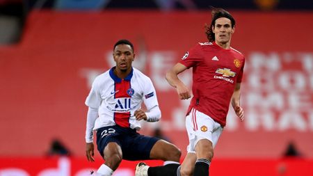 MANCHESTER, ENGLAND - DECEMBER 02: Edinson Cavani of Manchester United is challenged by Abdou Diallo of Paris Saint-Germain during the UEFA Champions League Group H stage match between Manchester United and Paris Saint-Germain at Old Trafford on December 02, 2020 in Manchester, England. Sporting stadiums around the UK remain under strict restrictions due to the Coronavirus Pandemic as Government social distancing laws prohibit fans inside venues resulting in games being played behind closed doors. (Photo by Laurence Griffiths/Getty Images) MANCHESTER, ENGLAND - DECEMBER 02: Edinson Cavani of Manchester United is challenged by Abdou Diallo of Paris Saint-Germain during the UEFA Champions League Group H stage match between Manchester United and Paris Saint-Germain at Old Trafford on December 02, 2020 in Manchester, England. Sporting stadiums around the UK remain under strict restrictions due to the Coronavirus Pandemic as Government social distancing laws prohibit fans inside venues resulting in games being played behind closed doors. (Photo by Laurence Griffiths/Getty Images)