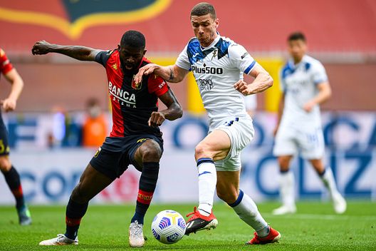 GENOA, ITALY - MAY 15: Jerome Onguéné of Genoa (L) and Robin Gosens of Atalanta vie for the ball during the Serie A match between Genoa CFC and Atalanta Bergamasca Calcio at Stadio Luigi Ferraris on May 15, 2021 in Genoa, Italy. (Photo by Getty Images) GENOA, ITALY - MAY 15: Jerome Onguéné of Genoa (L) and Robin Gosens of Atalanta vie for the ball during the Serie A match between Genoa CFC and Atalanta Bergamasca Calcio at Stadio Luigi Ferraris on May 15, 2021 in Genoa, Italy. (Photo by Getty Images)